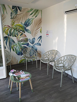Salle d'attente du cabinet sagefemme à Veyrac